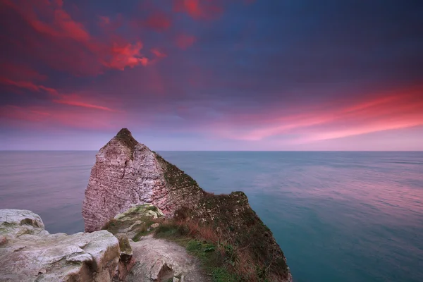 Dramatické východ slunce nad Atlantským oceánem a útesy — Stock fotografie