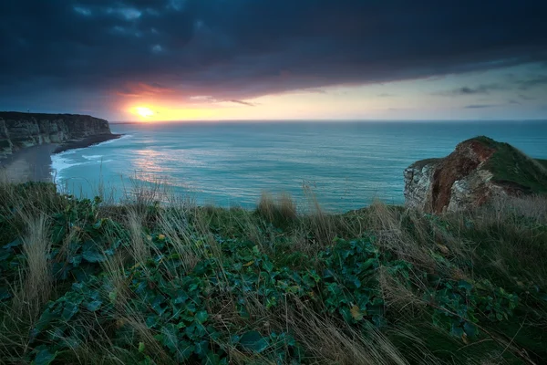 Günbatımı üzerinde Atlantik Okyanusu ve kayalıklarla — Stok fotoğraf