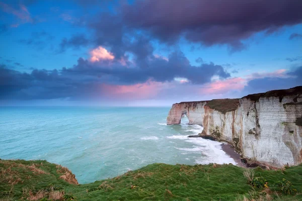 Zonsopgang boven de kliffen in de Atlantische Oceaan — Stockfoto