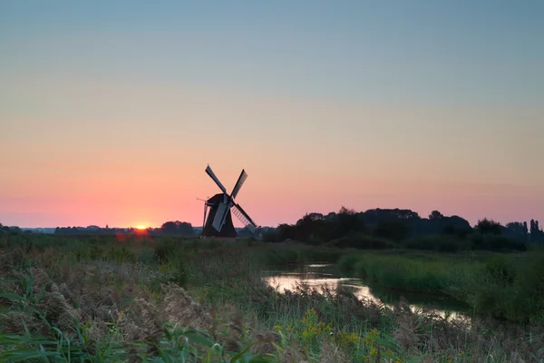 日の出にオランダの風車 — ストック写真