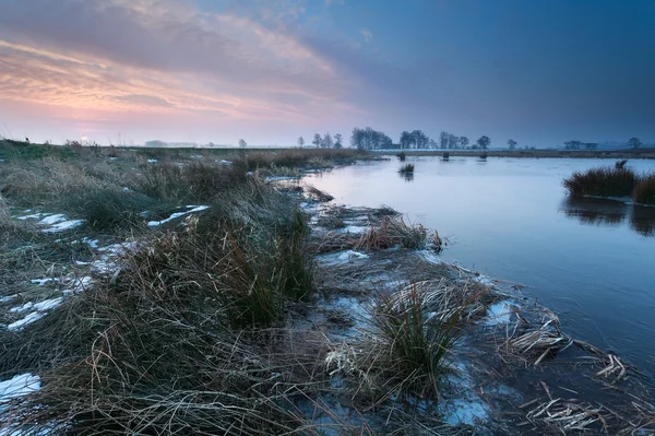 Inverno nascer do sol sobre o rio — Fotografia de Stock
