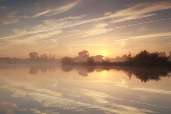 Mistige zonsopgang over de rivier — Stockfoto