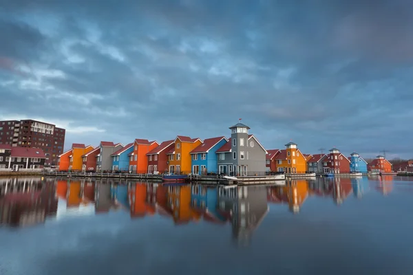 水の上のカラフルな建物 — ストック写真