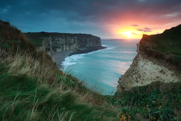 Dramático atardecer púrpura sobre océano Atlántico — Foto de Stock