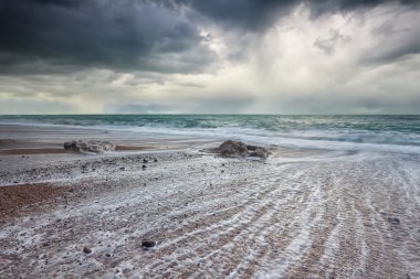atlantic ocean beach üzerinde Stormy karanlık gökyüzü