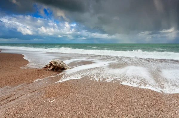 Vlny na písčité pláže Atlantského oceánu — Stock fotografie