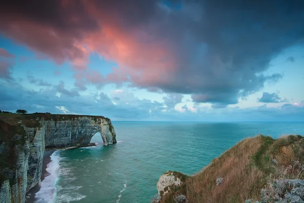 在海洋的悬崖的粉红色暴风雨日出 — 图库照片