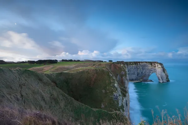 Cliffs and Atlantic ocean in dusk — Stock Photo, Image