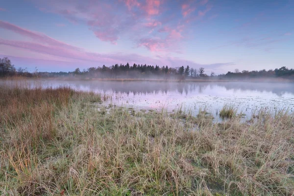 Sunrise over lake in cold autumn morning — Stock Photo, Image