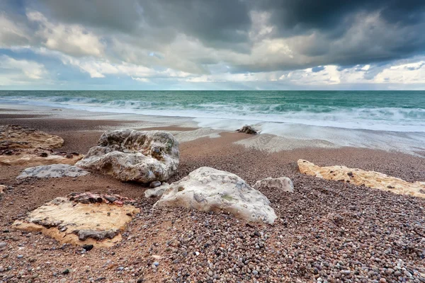 Cielo nublado tormentoso sobre la playa en el océano —  Fotos de Stock