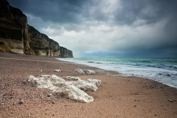 Atlantic ocean beach and cliffs — Stock Photo, Image