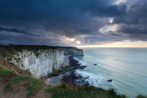 Stormig grumlade himmel över klippor i havet — Stockfoto