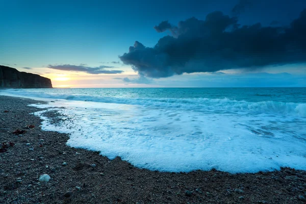 Zonsondergang over rotsachtig strand op de Atlantische Oceaan — Stockfoto