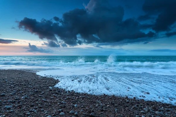 Onde oceaniche sulla spiaggia rocciosa — Foto Stock