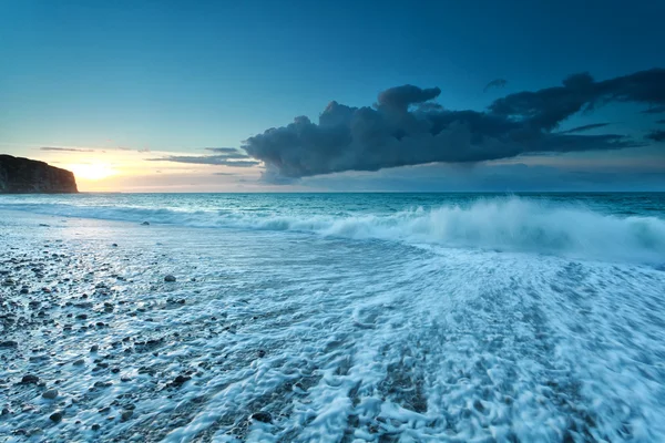 Vagues fraîches de l'océan au coucher du soleil — Photo