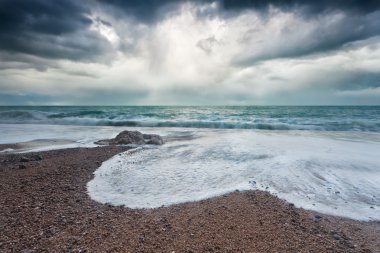 Fırtına sırasında bir Atlas Okyanusu kıyısı