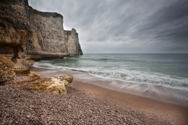 Fransa Atlantik Okyanusu üzerinde kayalık sahil