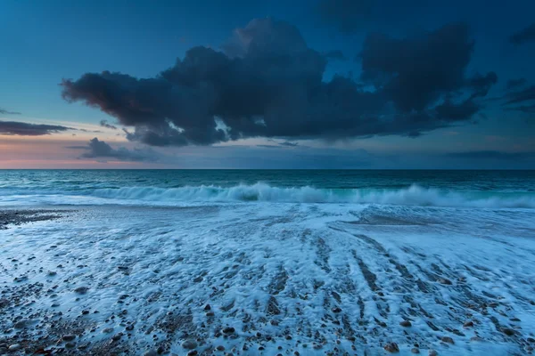 Ondas del océano Atlántico al atardecer — Foto de Stock