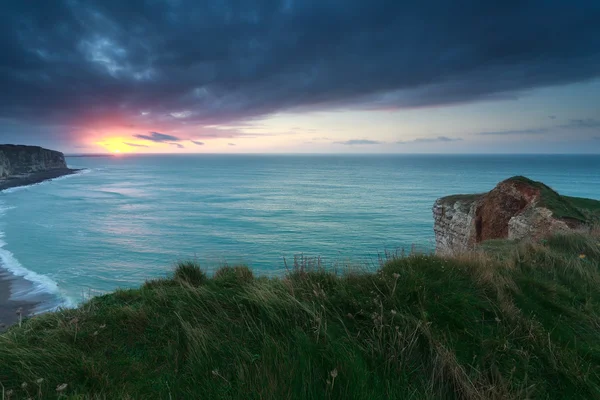 Beautiful sunset over rocky ocean coast — Stock Photo, Image