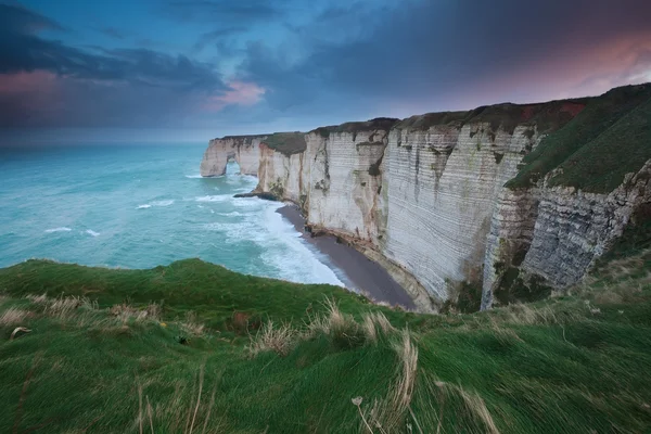 Bella pastello alba pver costa rocciosa in Francia — Foto Stock