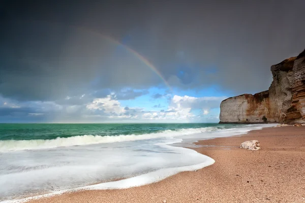 Arco-íris sobre a costa do oceano por penhasco — Fotografia de Stock