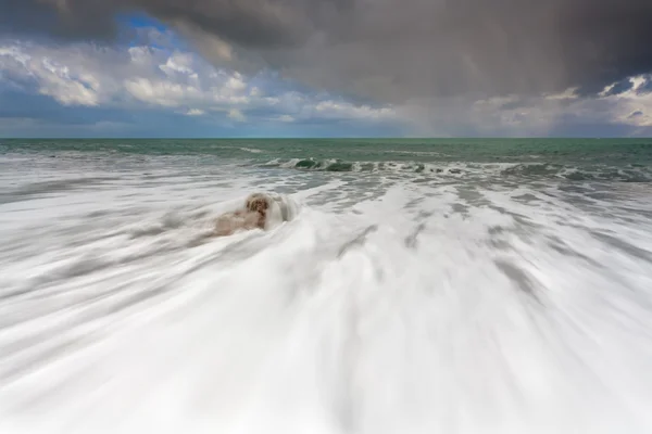 Ondas oceânicas durante a tempestade a longa exposição — Fotografia de Stock