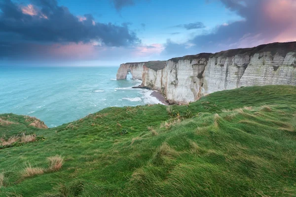 Hermoso amanecer sobre acantilados en el océano Atlántico — Foto de Stock