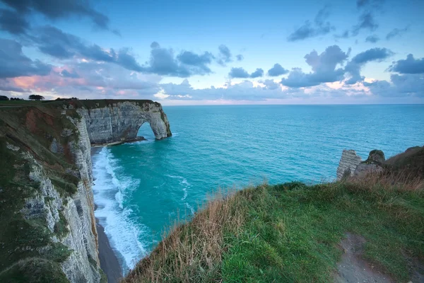 Sunrise, etretat kayalıklarla — Stok fotoğraf