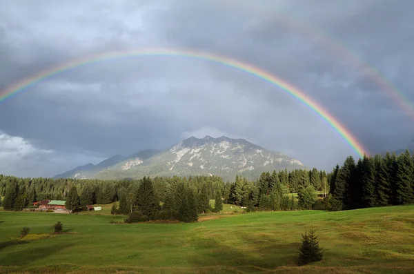Двойная радуга над Баварскими Альпами — стоковое фото