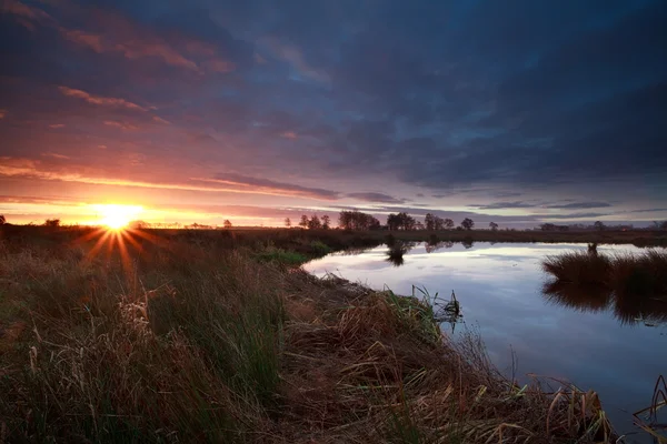 Belo nascer do sol sobre o rio — Fotografia de Stock