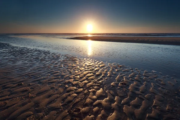 Sonnenuntergang über Sandstrand auf der Nordsee — Φωτογραφία Αρχείου