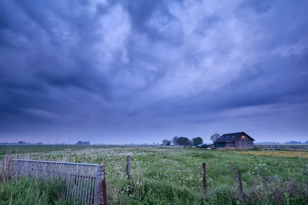 Bauernhaus in der Dämmerung — Stockfoto