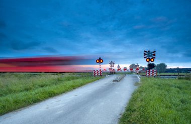 uzun pozlama ile demiryolu tren