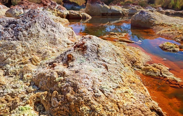 Pedras por rio ácido Tinto em Espanha — Fotografia de Stock