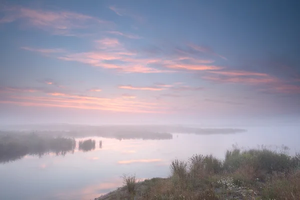 Dimmig soluppgång över floden — Stockfoto