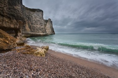kayalık sahil üzerinde kasvetli hava durumu