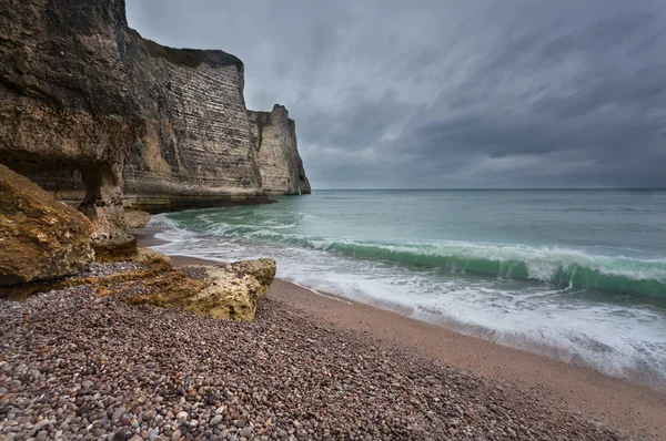 阴沉的天气，岩石海岸线上 — 图库照片