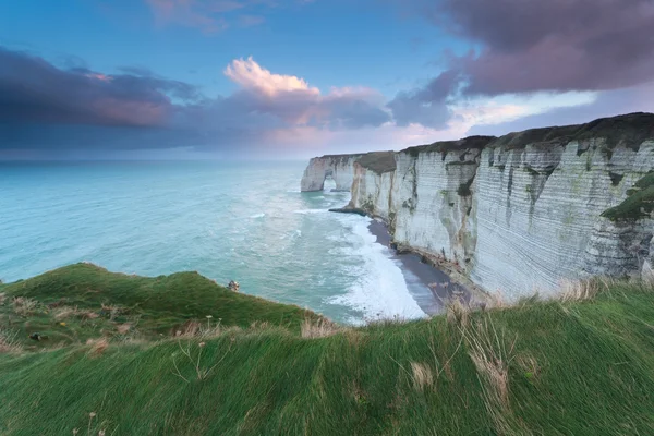 Scogliere rocciose nell'oceano all'alba — Foto Stock