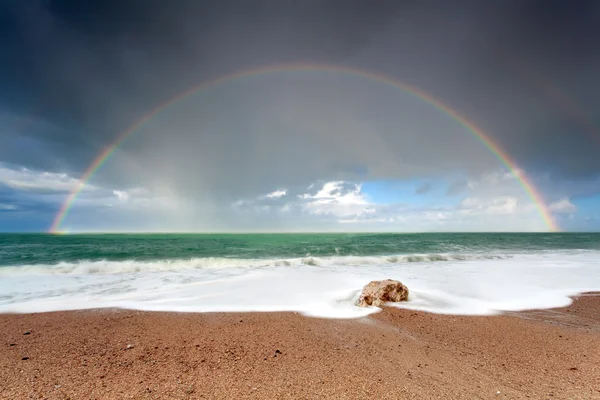 Grande arco-íris colorido sobre o oceano — Fotografia de Stock