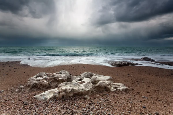 Costa rochosa tempestuosa no oceano — Fotografia de Stock