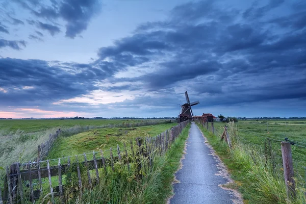 Holländisches Ackerland mit Windmühle am Morgen — Stockfoto