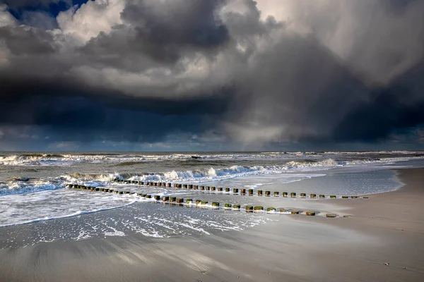 荷兰北海海浪上空的阵雨云 — 图库照片