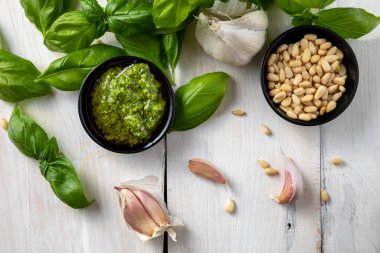 pesto, bazilika, sarımsak, ahşap masada çam tohumu
