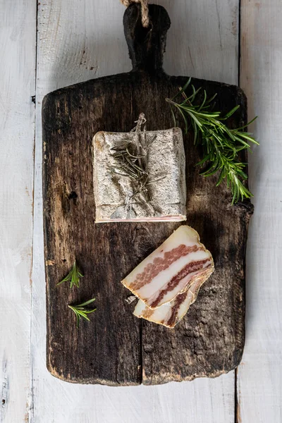 Smoked Bacon Rosemary Herb White Table — Stockfoto