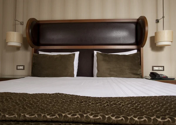 Cama em um quarto de hotel — Fotografia de Stock