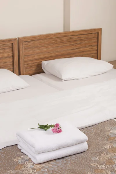 Bett im Hotelzimmer — Stockfoto