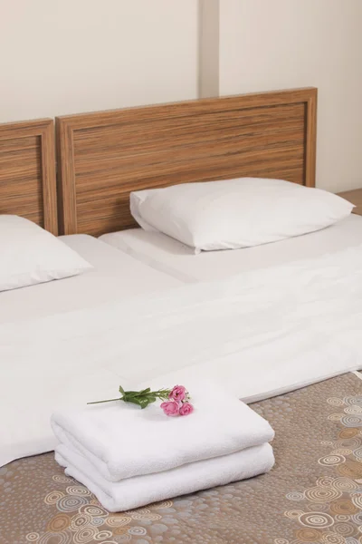 Bed in een hotelkamer — Stockfoto