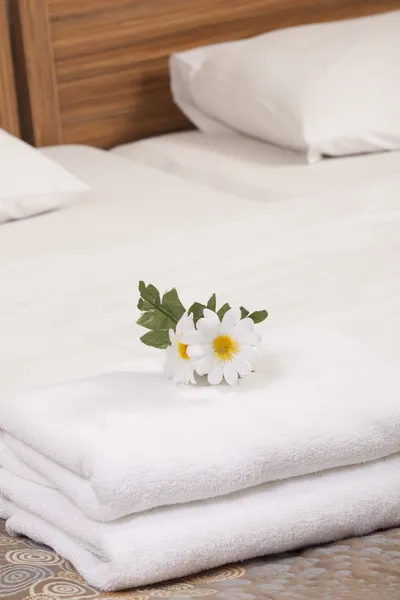 Bed in a hotel room — Stock Photo, Image