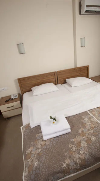 Bed in a hotel room — Stock Photo, Image