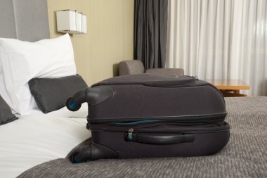 Otel odasında bir yatak.